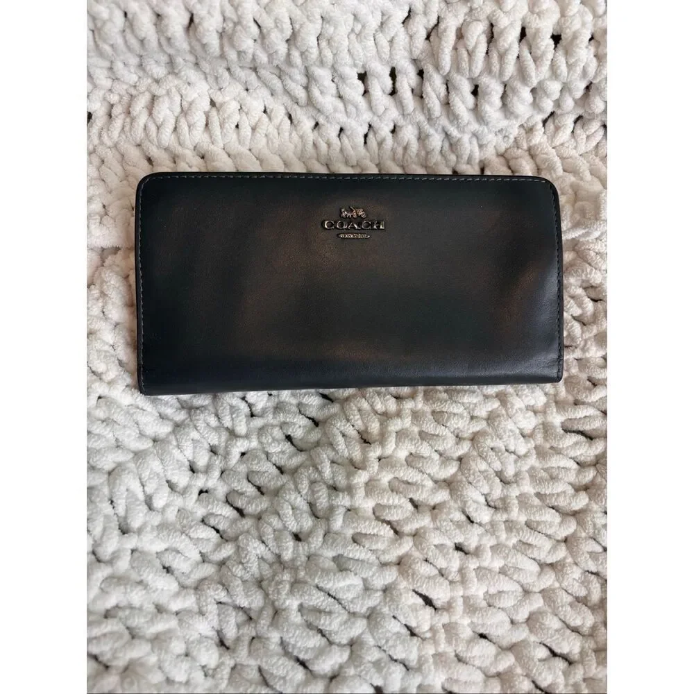 Nearly new Coach Dark Forest Green Leather Slim Zip Wallet Long Continental Wall